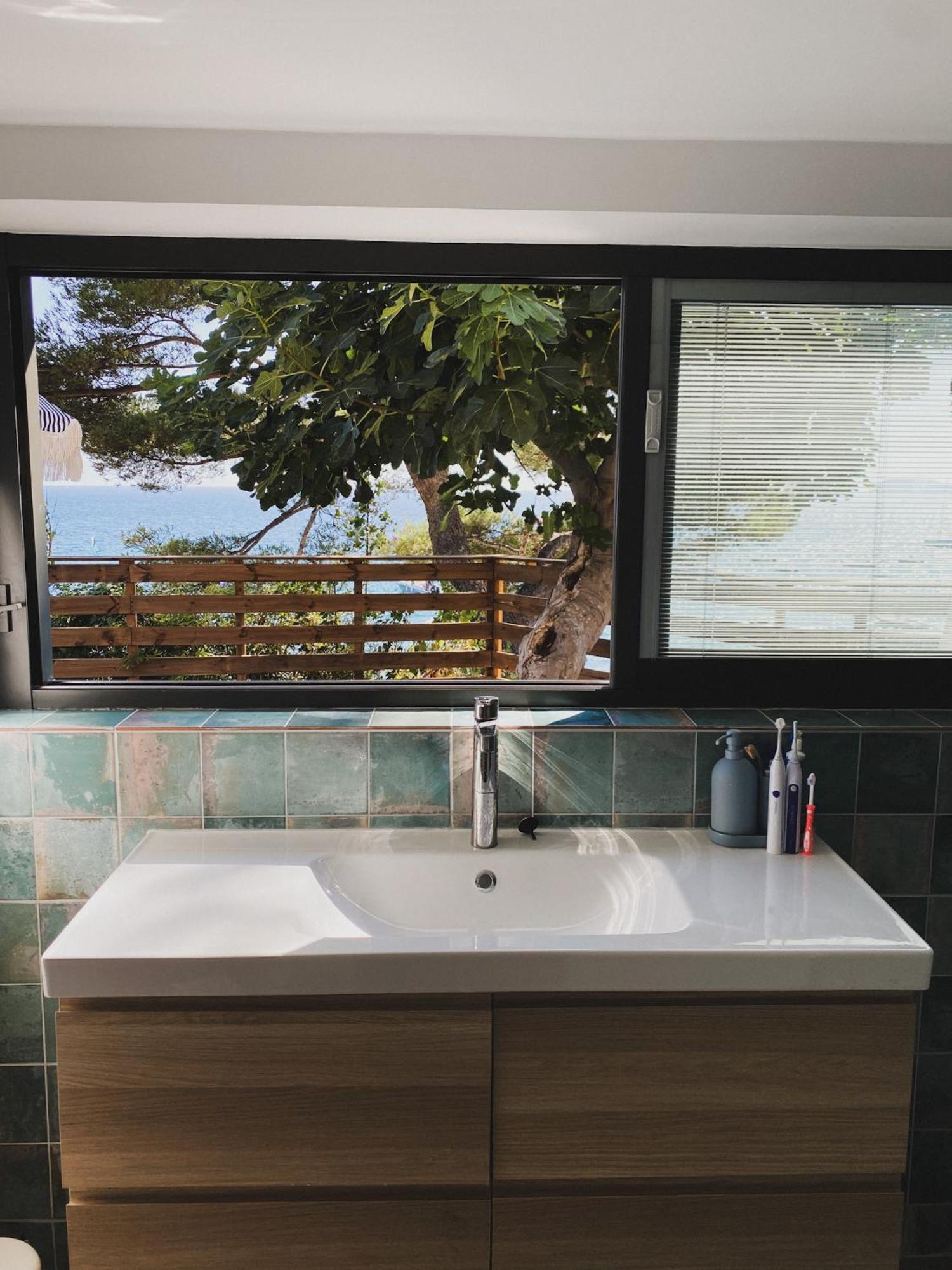 Cabanon Moderne, Les Pieds Dans L'eau, 2