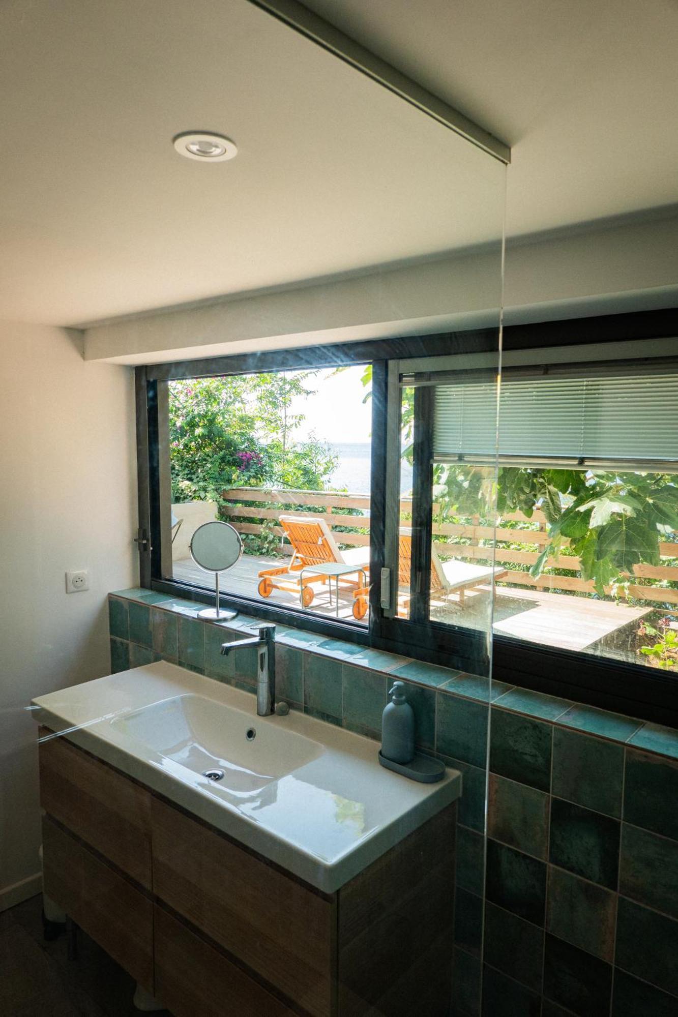 Cabanon Moderne, Les Pieds Dans L'eau, 2 *